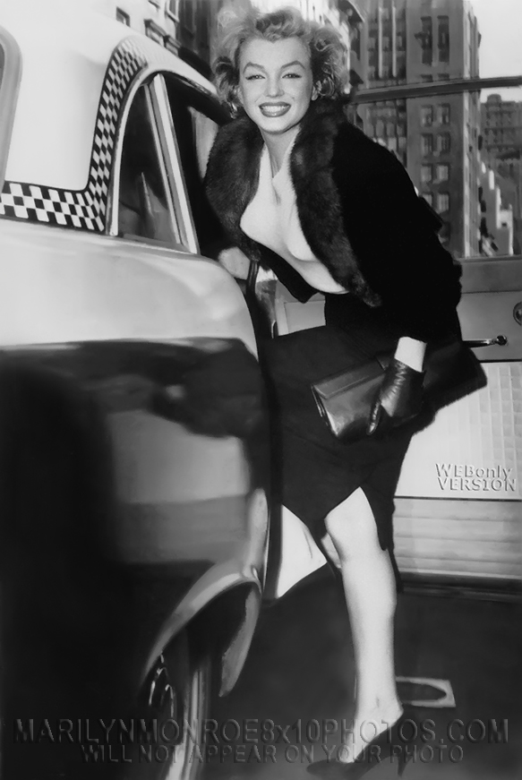MARILYN MONROE ENTERING NYC CAB(1) RARE 8x10 PHOTO