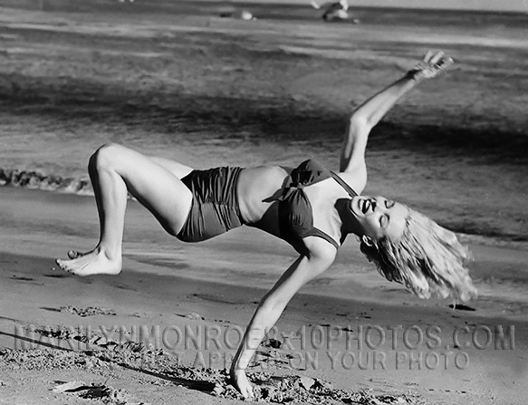 MARILYN MONROE FUN AT THE BEACH (2) RARE 8x10 PHOTOS 