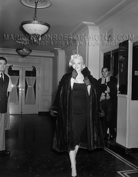 MARILYN MONROE HOTEL EXIT IN FUR (1) RARE 8x10 PHOTO