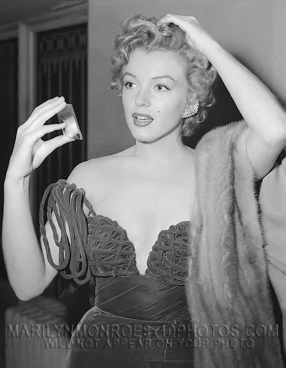 MARILYN MONROE HOW DO I LOOK? (1) RARE 8x10 PHOTO