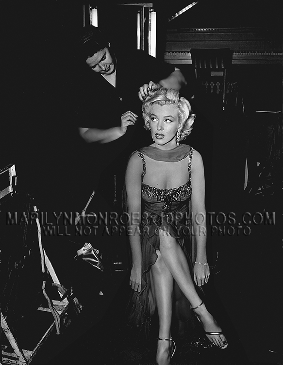 MARILYN MONROE IN MOVIE MAKEUP CHAIR (1) RARE 8x10 PHOTO