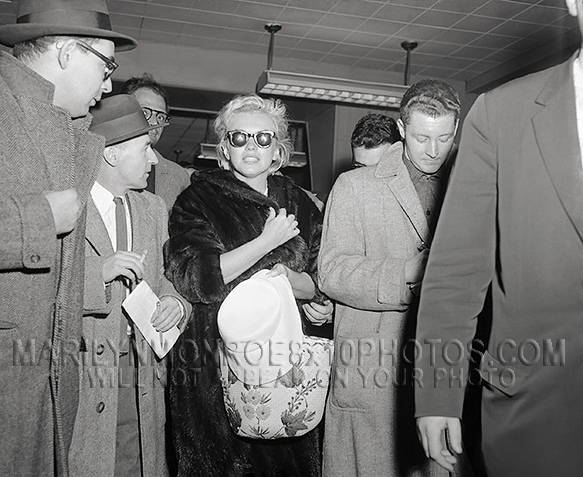 MARILYN MONROE inSUNGLASSES and FUR (1) RARE 8x10 PHOTO
