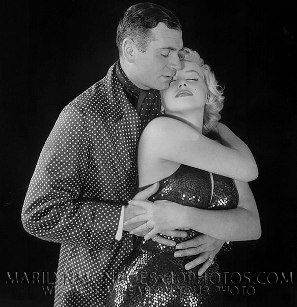 MARILYN MONROE IN THE ARMS OF A SIR (1) RARE 8x10 PHOTO
