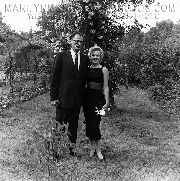 MARILYN MONROE IN THE GARDEN wARTHUR(1) RARE 8x10 PHOTO