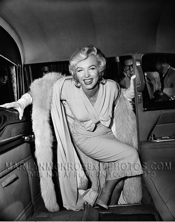 MARILYN MONROE INTO NYC CAB(1) RARE 8x10 PHOTO