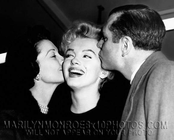 MARILYN MONROE KISSING BOTH CHEEKS (1) RARE 8x10 PHOTO