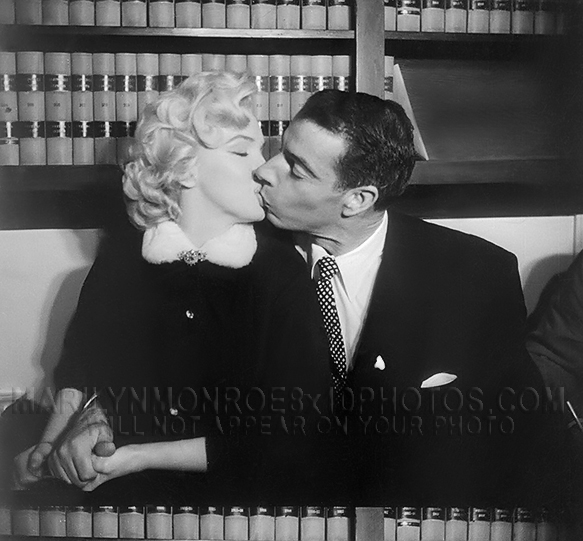 MARILYN MONROE KISSING JOE (1) RARE 8x10 PHOTO