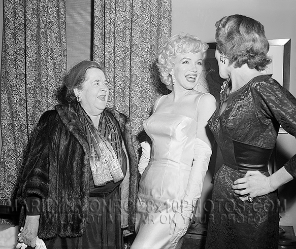 MARILYN MONROE LAUGHING with FRIENDS (1) RARE 8x10 PHOTO