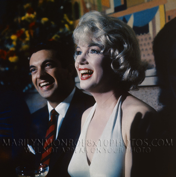 MARILYN MONROE LAUGHING with guests (1) RARE 8x10 PHOTO