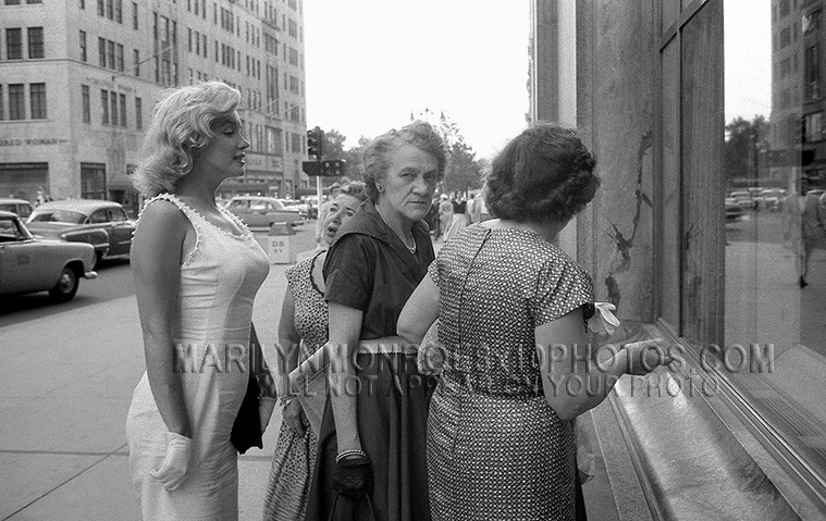 MARILYN MONROE LOOKING OVER LADIES (1) RARE 8x10 PHOTO