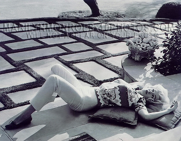 MARILYN MONROE LYING ON PATIO (1) RARE 8x10 PHOTO