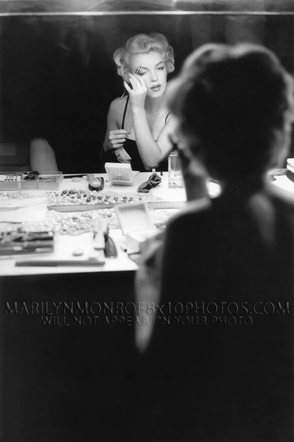 MARILYN MONROE MAKEUP in the MiRROR(1) RARE 8x10 PHOTO
