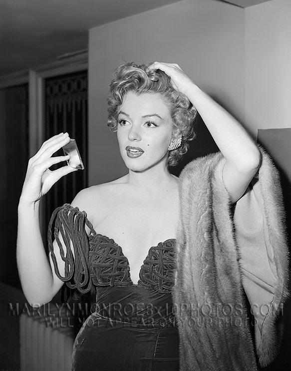 MARILYN MONROE MIRROR CHECKING (1) RARE 8x10 PHOTO