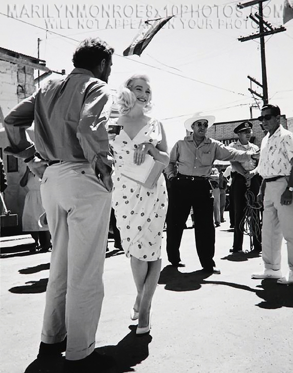 MARILYN MONROE MISFITS BEHIND SCENES (2) RARE 8x10 PHOTOS