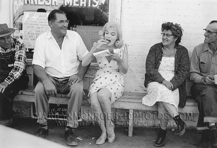 MARILYN MONROE MISFITS EATING&READING (1) RARE 8x10 PHOTO
