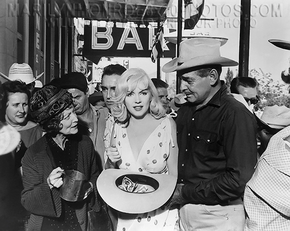MARILYN MONROE MISFITS PASS THE HAT (1) RARE 8x10 PHOTO
