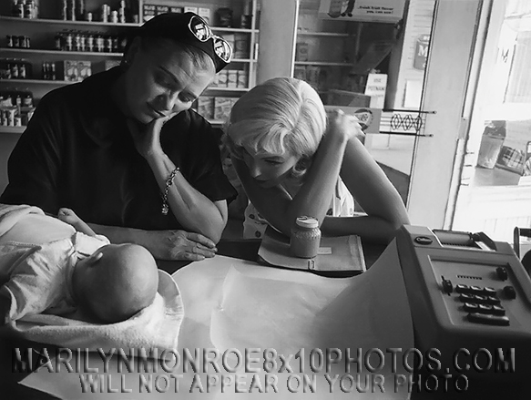 MARILYN MONROE MISFITS WATCHING BABY (1) RARE 8x10 PHOTO