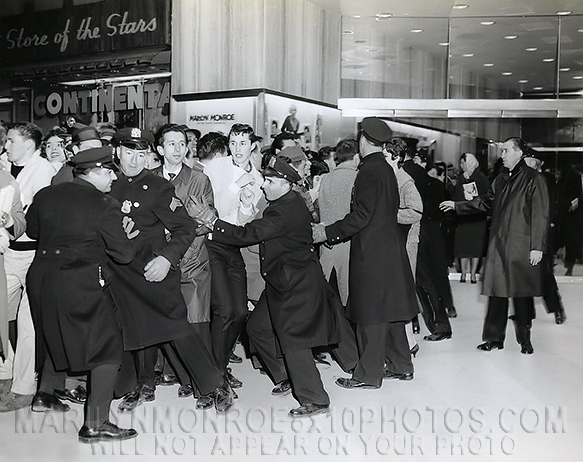 MARILYN MONROE MOVIE PREMIERE CROWD (1) RARE 8x10 PHOTO