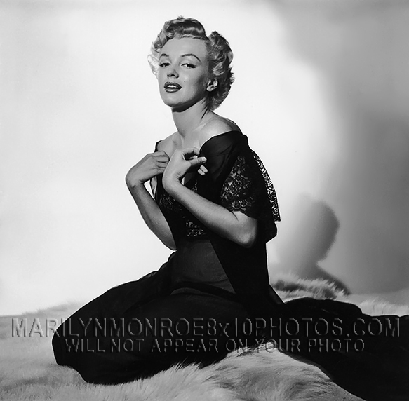 MARILYN MONROE NEGLIGEE ON A BEARUG(1) RARE 8x10 PHOTO