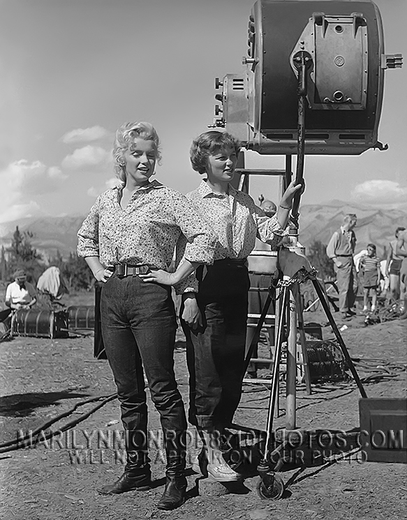 MARILYN MONROE ONSET and BEHINDSCENES (1) RARE 8x10 PHOTO