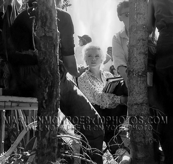 MARILYN MONROE ONTHESET of PRESHOOT (1) RARE 8x10 PHOTO