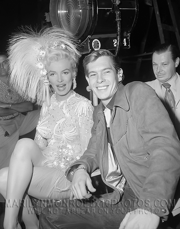 MARILYN MONROE ON THE SET OF SHOWGIRL (1) RARE 8x10 PHOTO