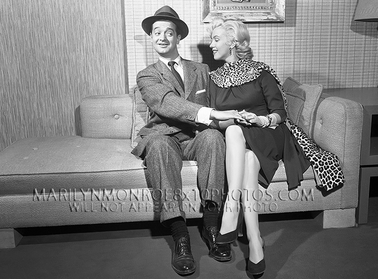 MARILYN MONROE PASSED OUT BY BEAUTY (2) RARE 8x10 PHOTOS 