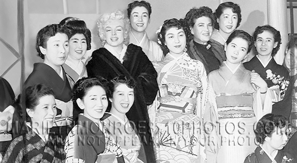 MARILYN MONROE POSING withJAPANESEfans (1) RARE 8x10 PHOTO