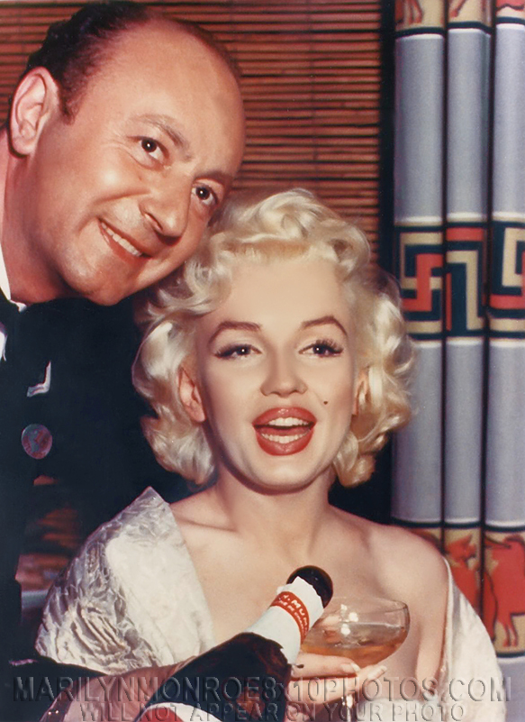 MARILYN MONROE POUR ME A GLASS.. (1) RARE 8x10 PHOTO