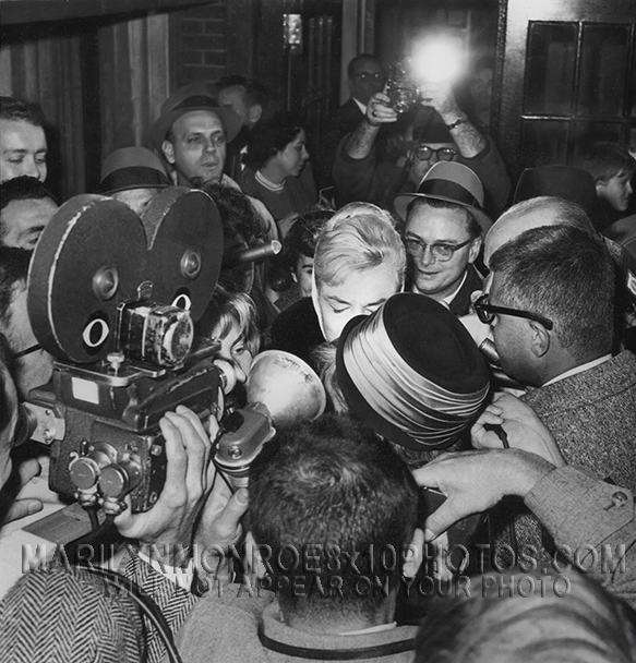 MARILYN MONROE PRESS CROWD in NY(1) RARE 8x10 PHOTO