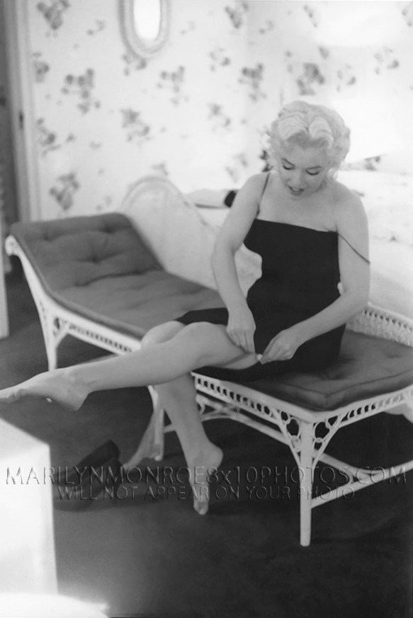 MARILYN MONROE PUTTING ON PANTYHOSE (3) RARE 8x10 PHOTOS 