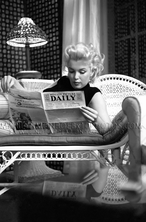 MARILYN MONROE READING THE DAILIES (1) RARE 8x10 PHOTO