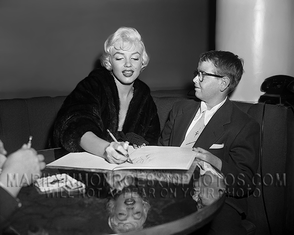 MARILYN MONROE SIGNING FAN PAGE (1) RARE 8x10 PHOTO