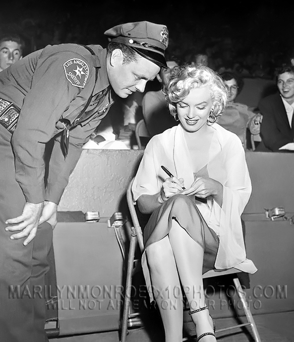 MARILYN MONROE SIGNING FOR COP(1) RARE 8x10 PHOTO