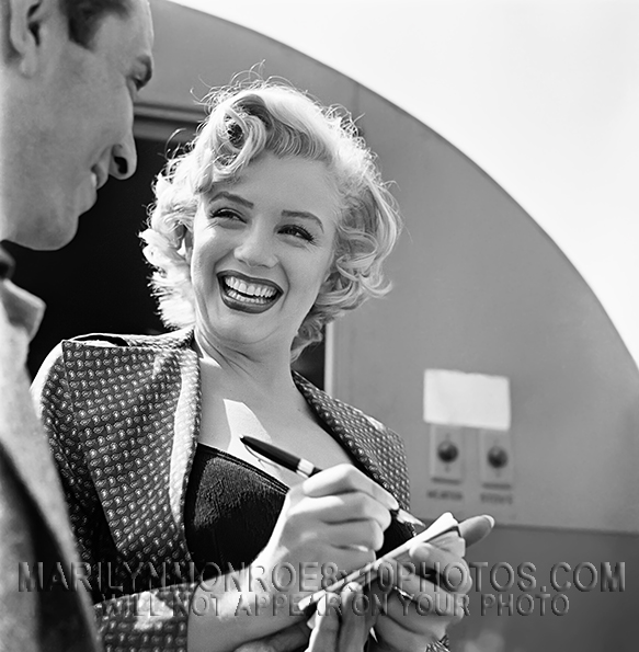 MARILYN MONROE SIGNING WITH A SMILE (1) RARE 8x10 PHOTO