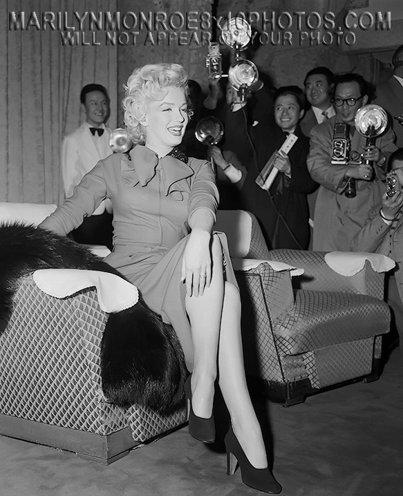 MARILYN MONROE SITTING FOR THE PRESS (1) RARE 8x10 PHOTO