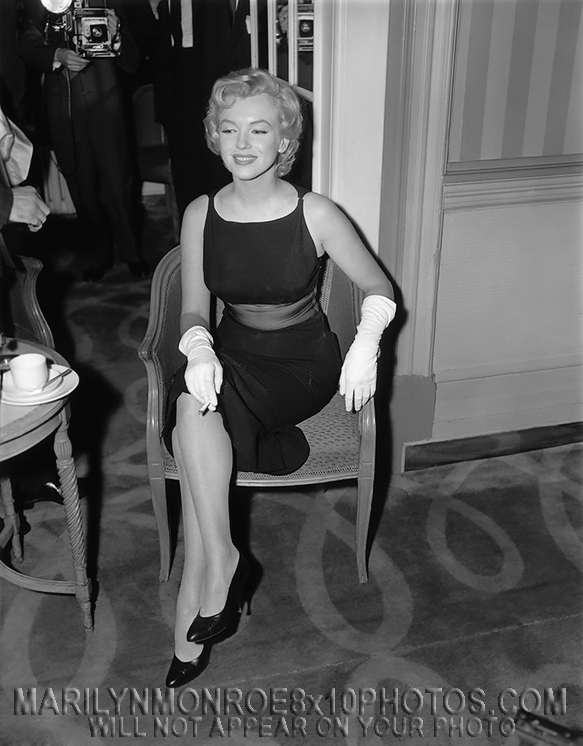 MARILYN MONROE SITTING FOR THE PRESS (2) RARE 8x10 PHOTOS