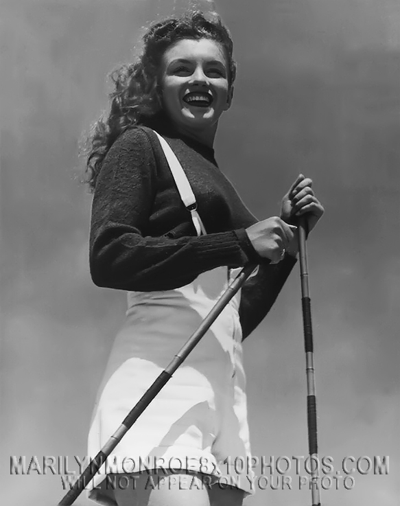 MARILYN MONROE SKIING IN BnW 1943 (2) RARE 8x10 PHOTOS