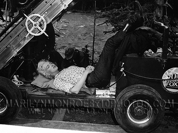 MARILYN MONROE SLEEPING ON THE JOB (1) RARE 8x10 PHOTO