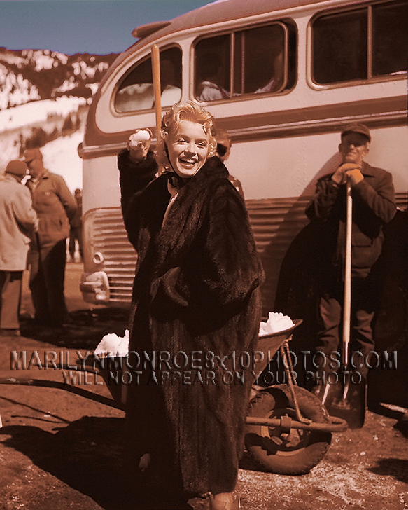 MARILYN MONROE SNOWBALL FIGHT IN FUR (1) RARE 8x10 PHOTO