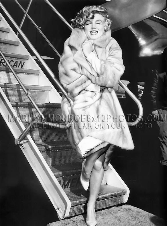 MARILYN MONROE STAYING WARM IN FUR(1) RARE 8x10 PHOTO