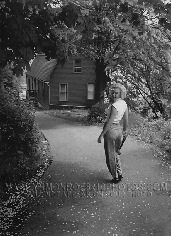 MARILYN MONROE STROLLING in NIAGARA (3) RARE 8x10 PHOTOS