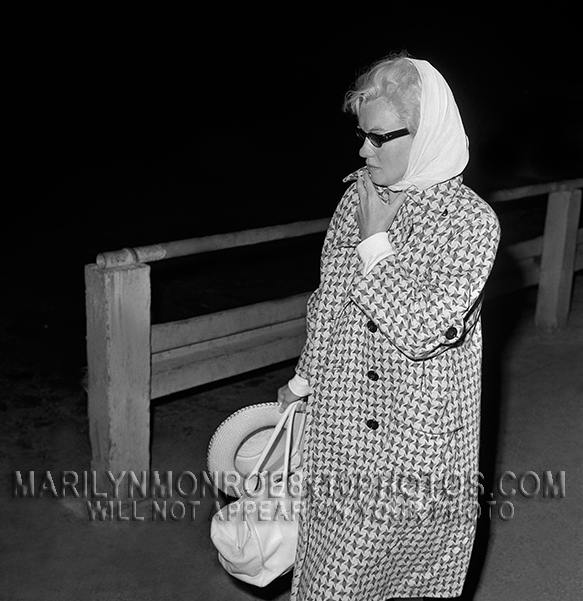 MARILYN MONROE SUNGLASSES AT NIGHT(1) RARE 8x10 PHOTO