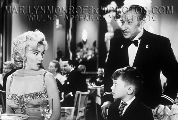 MARILYN MONROE SURPRISED BY BOY ONSET (1) RARE 8x10 PHOTO