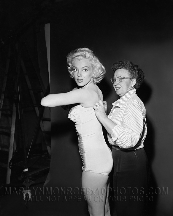 MARILYN MONROE SWIMUIT FIXER (1) RARE 8x10 PHOTO