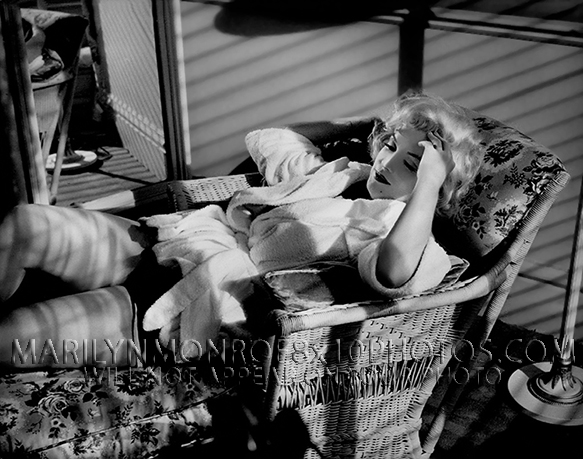 MARILYN MONROE TAKING IT EASY (1) RARE 8x10 PHOTO
