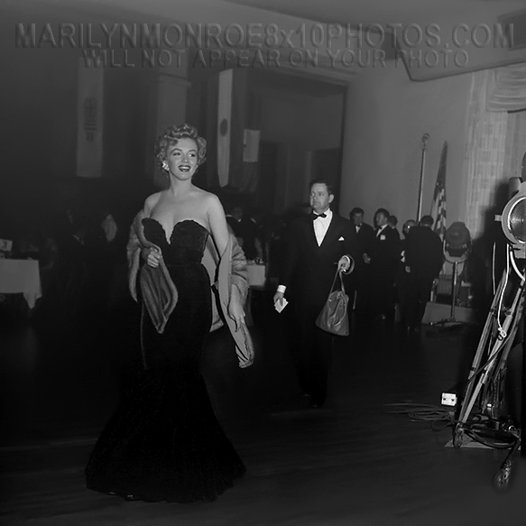 MARILYN MONROE THE BAG CARRIER (1) RARE 8x10 PHOTO