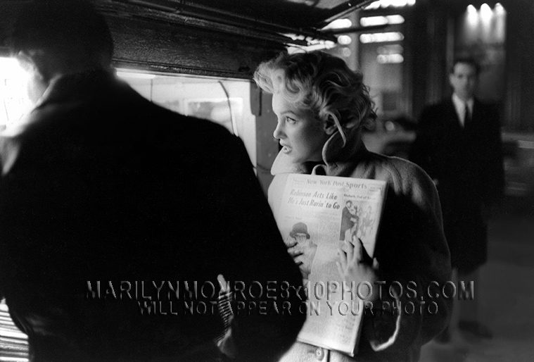 MARILYN MONROE TRAINSTATION IN NY (1) RARE 8x10 PHOTO