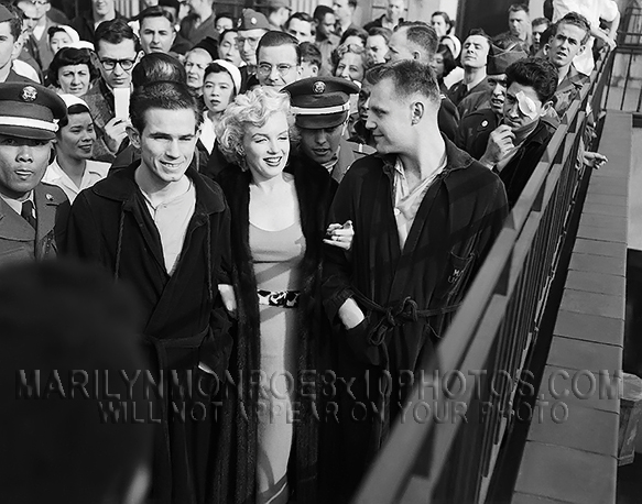 MARILYN MONROE VISITING INJURED TROOPS (1) RARE 8x10 PHOTO