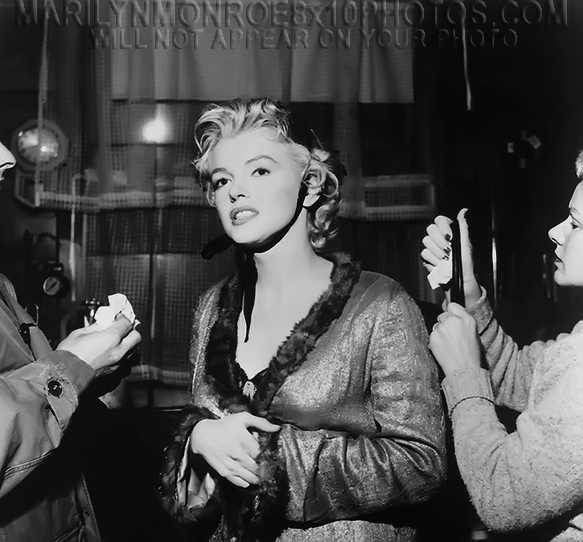 MARILYN MONROE WAITING ON THE SET OF (1) RARE 8x10 PHOTO